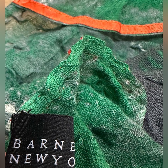 Beautiful 100% Wool lightweight., 33 inches wide & 66 long. Like New! - Picture 10 of 12